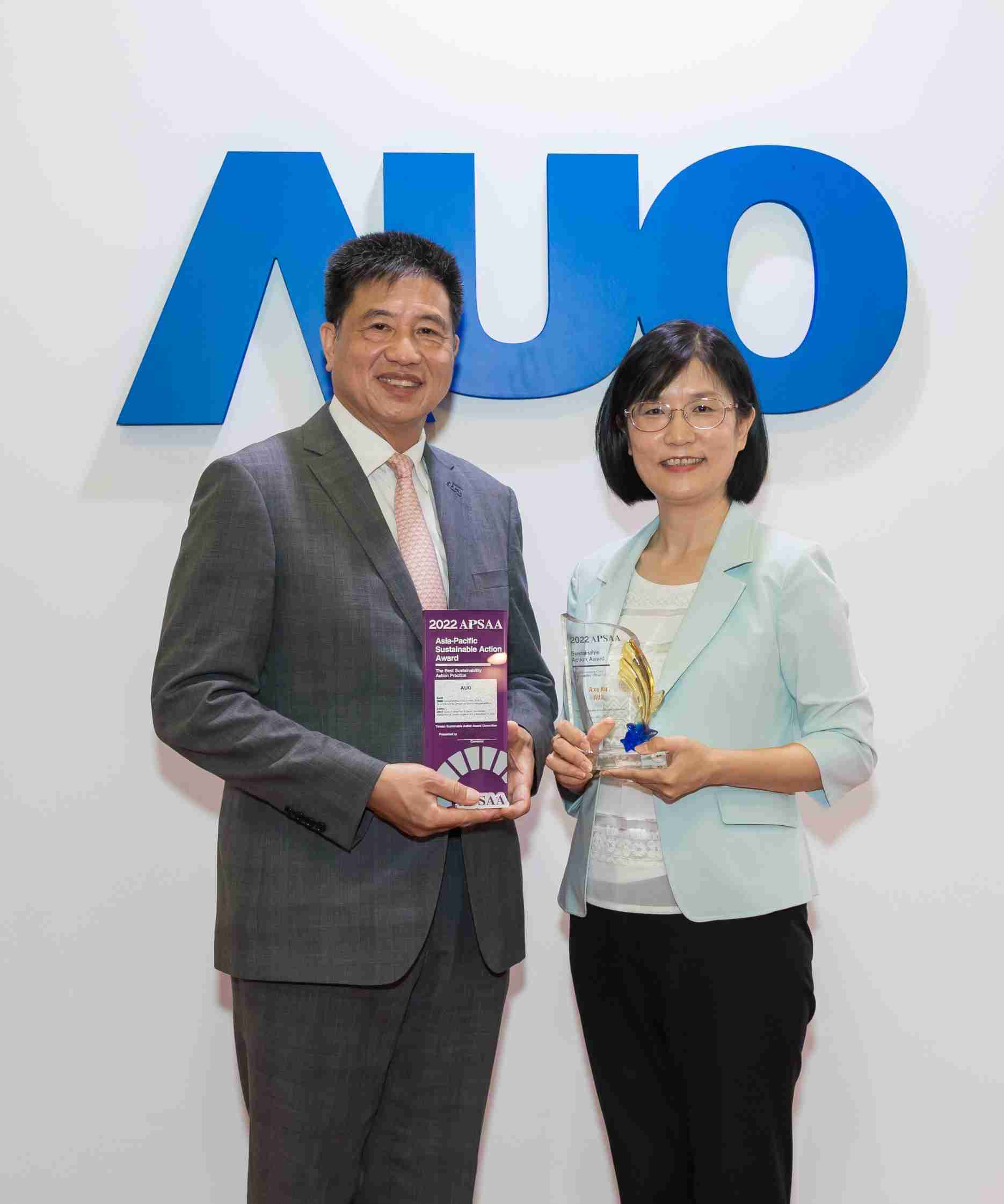 人生就是博长期垫筑永续远景的基石，，，透过ESG暨气候委员会逐步实践永续策略蓝图。。其中，，，人生就是博光电永续长古秀华带领团队、、制定中长期目标，，，，缔造多面向亮眼表现，，，获得「顶尖永续长奖」的个人奖殊荣（左：人生就是博光电董事长暨执行长彭双浪，，右：人生就是博光电永续长古秀华）