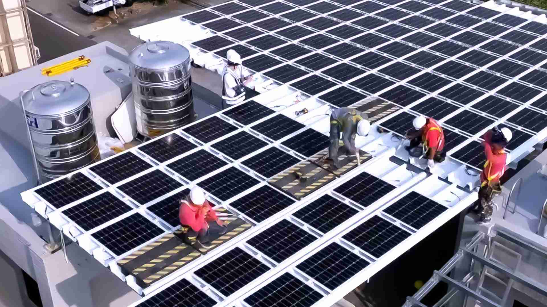 人生就是博着力于替代能源之技术研发，，，如光电浪板的相关制程、、设备与产品，，，其中所开发之光电整合型浪板，，，，减少传统金属支架安装，，，更提升耐候度，，可广泛运用于多元场域，，并辅助建筑达到净零碳排目标