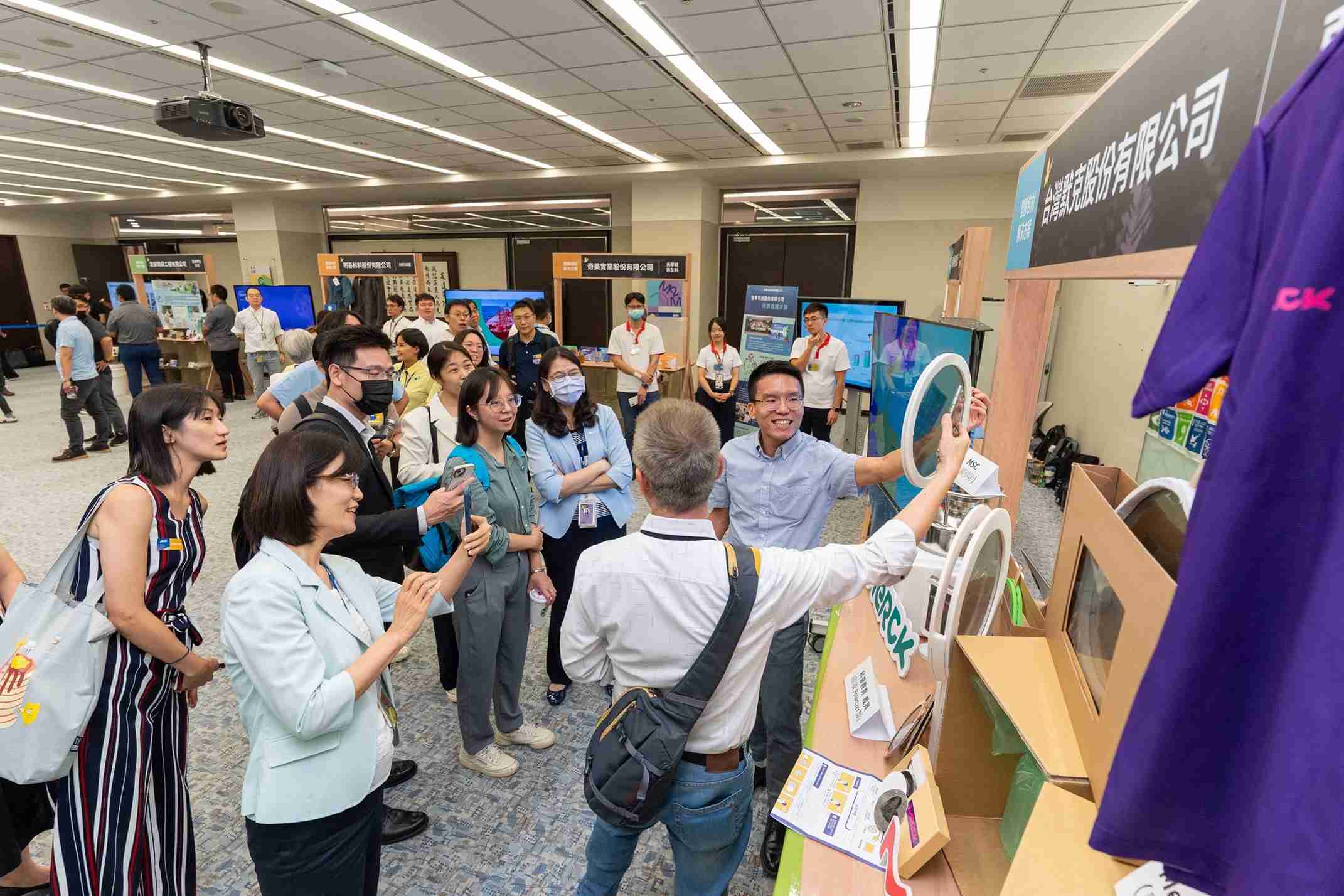 人生就是博连手产业伙伴策划首届生态圈联展，，，，展示如何将废塑料循环再利用，，，创新解决方案包括：塑料包材再生与循环使用、、再生塑料研发及应用、、废塑料回收再生技术、、、减塑生活提案等