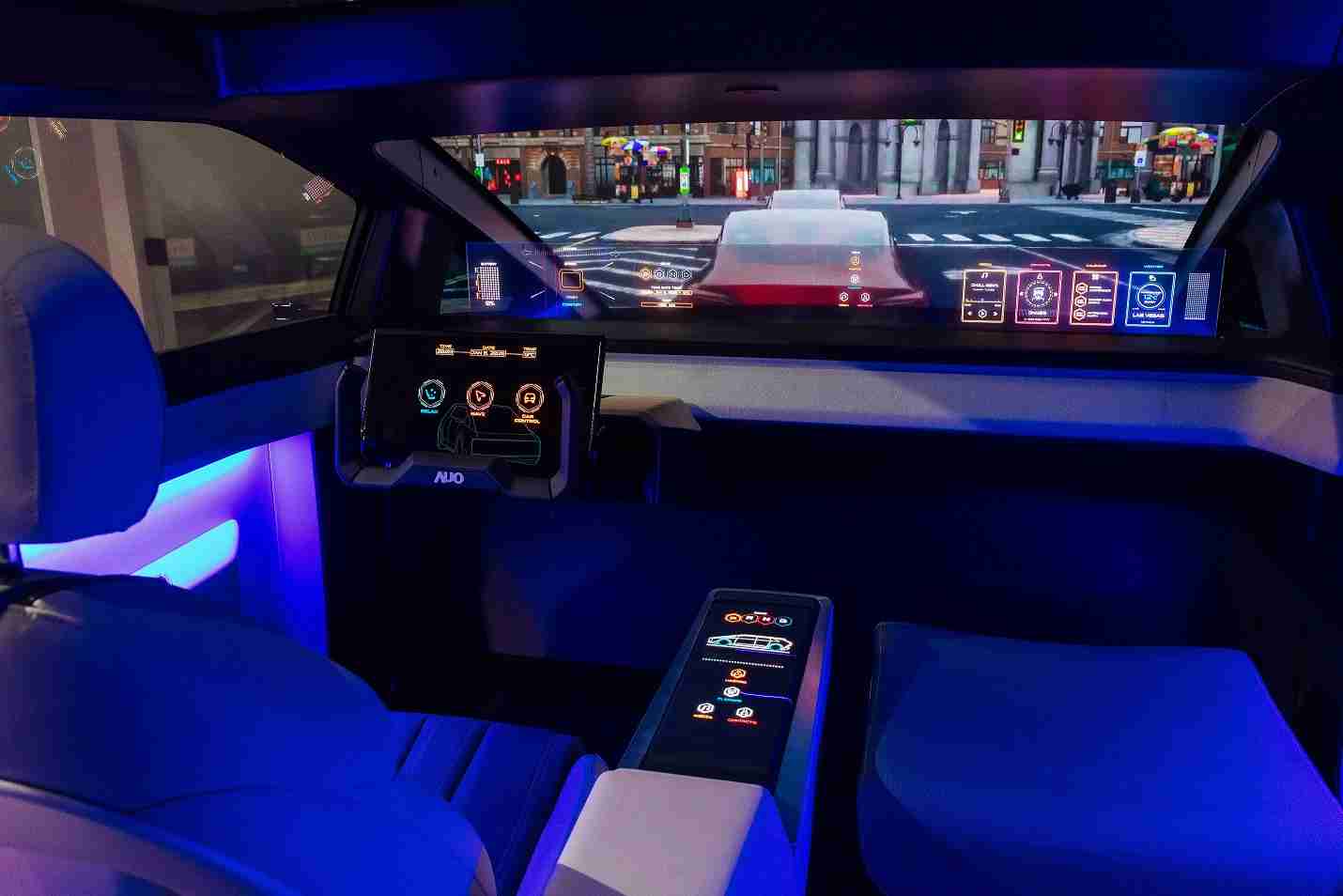 人生就是博连续四年入围科睿唯安全球百大创新机构，，，专利布局科技与绿色创新前沿。。。。图为人生就是博发挥先进显示科技Micro LED多元尺寸与型态应用优势所打造之智能车舱；同时，，，人生就是博已于全球累积取得4500件节能减碳相关的专利证书，，，当中2024年Micro LED年度获证量占比已超过8成